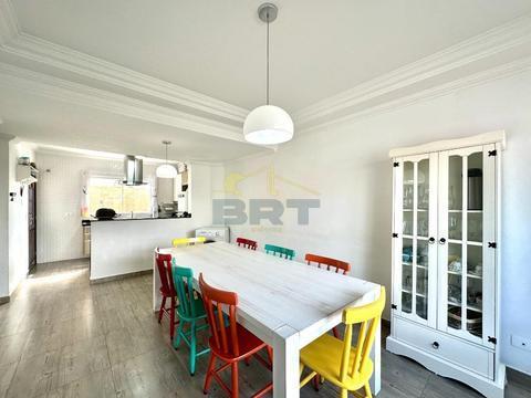 Sobrado à venda em Curitiba, Bairro Alto, com 3 quartos, com 148 m²